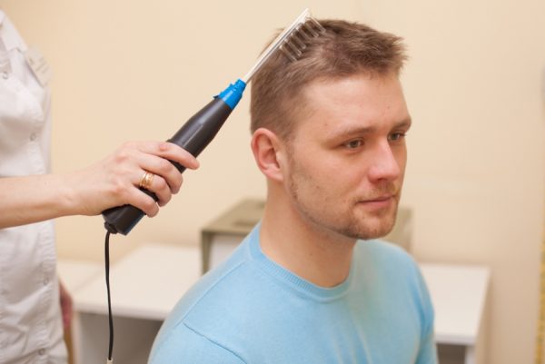 У меня болит кожа головы и выпадают волосы