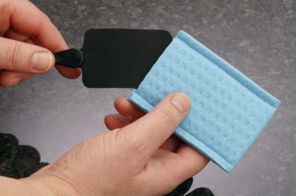 У меня болит кожа головы и выпадают волосы